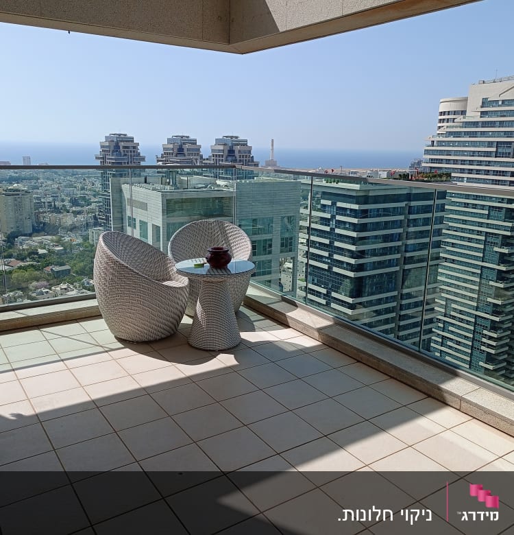 מרפסת עם רצפה נקייה ושולחן קטן